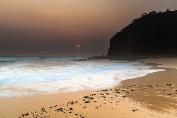 赤い暑い夏の日の出の海 オーストラリア ニューサウスウェールズ州中央海岸のMacmasters Beach — ストック写真