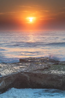 Kuzey Avoca Sahili 'nin NSW, Avustralya' daki duman bulutunun doğuşunu yakalıyorum..