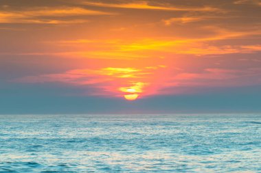 Kuzey Avoca Sahili 'nden güneş, bulut ve duman bulutu ile gün doğumu denizi Central Coast, NSW, Avustralya.