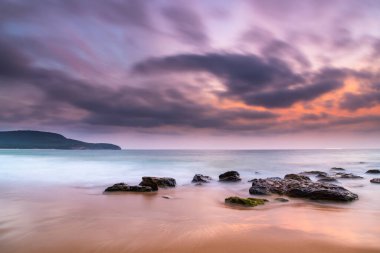 Killcare Beach, NSW, Avustralya 'daki Killcare Beach' ten Bulutlarla Dumanlı Yaz Gündoğumu.