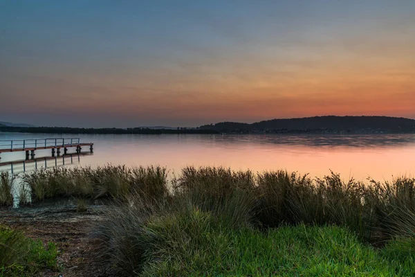 Paisaje Acuático Gentle Sunrise Con Emankment Grassy Woy Woy Waterfront — Foto de Stock