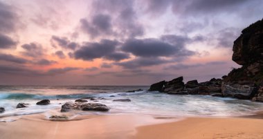 Killcare Beach, NSW, Avustralya 'dan Smoky Summer Sunrise Seascape Panorama. 2 resim dikişi.