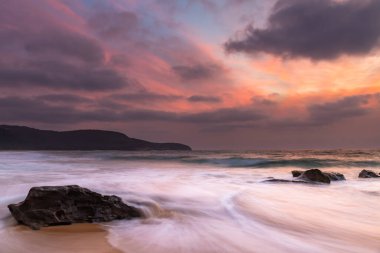 Central Coast, NSW, Avustralya 'daki Killcare Sahili' nden Bulutlar ve Kayalıklarla Dumanlı Yaz Gündoğumu.