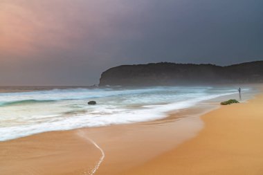 Smoke Haze ve Yüksek Bulutlar, Orta Sahildeki MacMasters Sahili 'nden Gündoğumu, NSW, Avustralya.