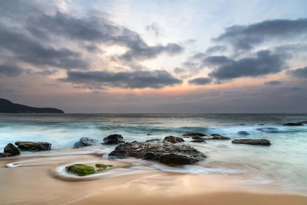 Central Coast Nsw Avustralya Daki Killcare Sahili Nden Bulutlar Kayalıklarla — Stok fotoğraf