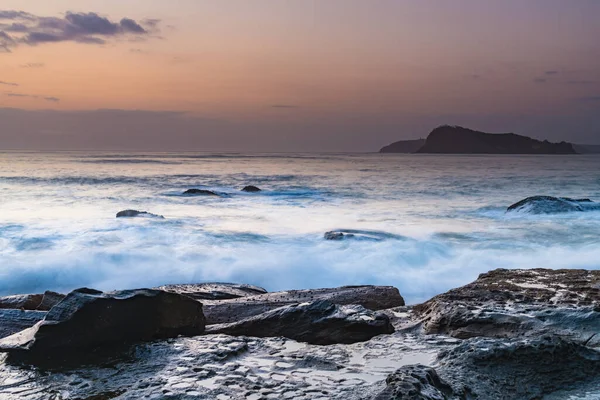 Larga Lenta Salida Del Mar Desde North Pearl Beach Costa — Foto de Stock