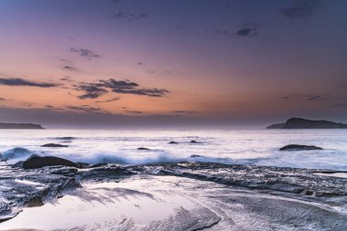 Sunrise Seascape with Light Cloud and Rocks Shelf Central Coast, NSW, Avustralya 'daki North Pearl Beach' ten.