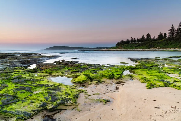 中央海岸 ニューサウスウェールズ州 オーストラリアのTowoon Bay Beachからの日の出の海と岩の舗装 — ストック写真
