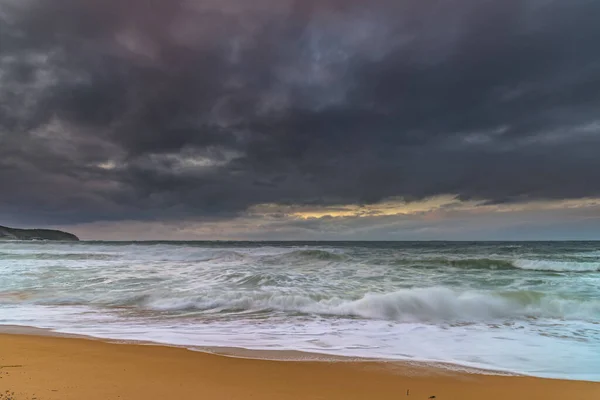 Invierno Sunrise Seascape Con Gran Oleaje Killcare Beach Costa Central — Foto de Stock