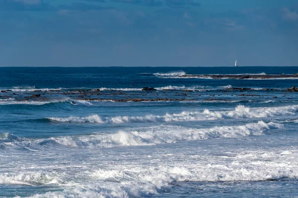 波の海辺で圧延 オーストラリア ニューサウスウェールズ州の中央海岸のシェリービーチで美しい朝 — ストック写真