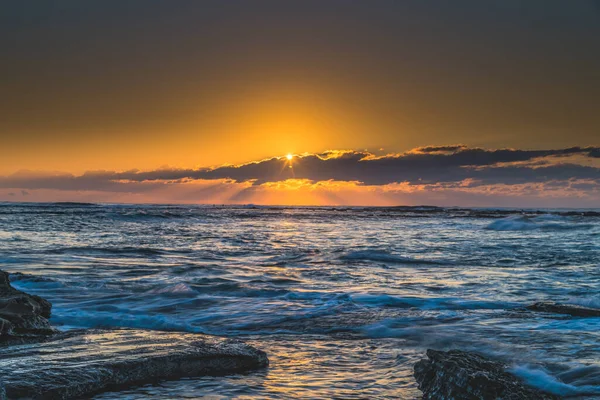 Salida Del Sol Orilla Del Mar Con Una Costa Rocosa — Foto de Stock