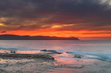Central Coast, NSW, Avustralya 'daki Pearl Beach' ten güneşin doğuşunu yakalıyoruz..