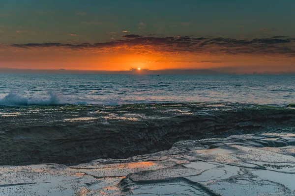 Salida Del Sol Desde Plataforma Rocosa Sobre Mar Haven Terrigal — Foto de Stock