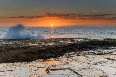 Denizin ötesindeki The Haven 'daki Kaya Platformu' ndan gün doğumu Central Coast, NSW, Avustralya.