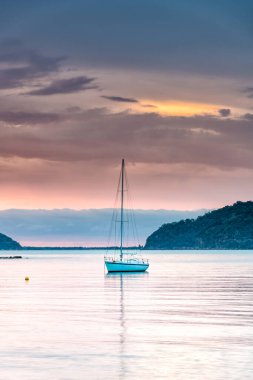 Pembe ve Mor Waterscape 'in Tonu, Patonga Central Coast, NSW, Avustralya.