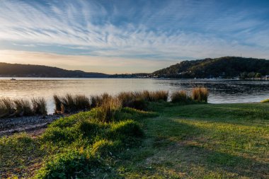 Orta Sahildeki Woy Woy rıhtımından gün doğumunu görüntülemek, NSW, Avustralya.