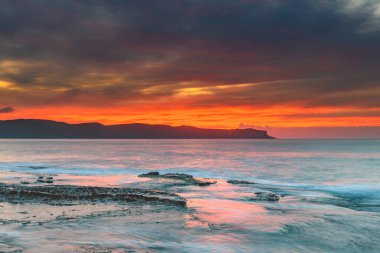 Central Coast, NSW, Avustralya 'daki Pearl Beach' ten güneşin doğuşunu yakalıyoruz..