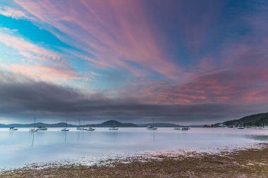 Orta Sahildeki Koolewong Rıhtımı 'ndan gün doğumunu görüntülemek, NSW, Avustralya.
