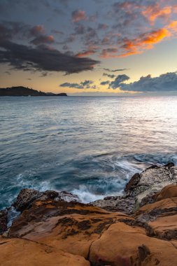 Avoca Sahili 'nden gün doğumunu görüntülemek, NSW, Avustralya.