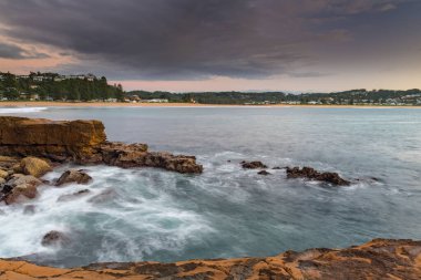 Avoca Sahili 'nden gün doğumunu görüntülemek, NSW, Avustralya.