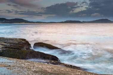 Central Coast, NSW, Avustralya 'daki Terrigal' daki The Haven 'da gün doğumu deniz manzarası..