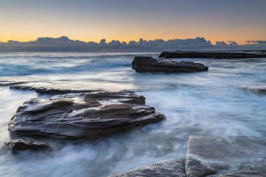Central Coast, NSW, Avustralya 'daki Terrigal' da The Skillion 'dan güneşin doğuşunu yakalıyorum..