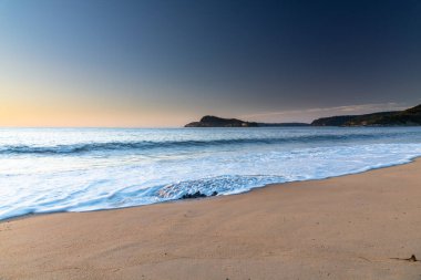 Central Coast, NSW, Avustralya 'daki Kuzey Pearl Beach' ten Güneşin Doğuşu İçin Temiz Gökyüzü.