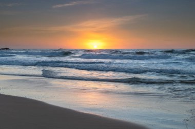 Avustralya, Yeni Güney Galler 'in merkez kıyısındaki Redhead Sahili' nden Sunrise Seascape plajında.