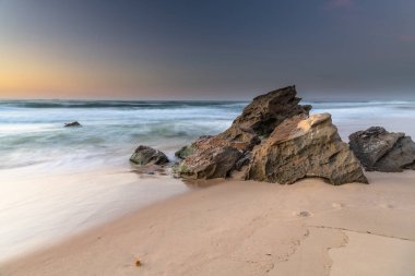 Avustralya, Yeni Güney Galler 'in merkez kıyısındaki Redhead Sahili' nden Sunrise Seascape plajında.