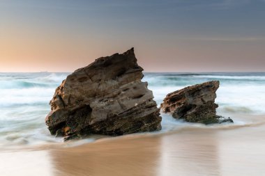 Avustralya, Yeni Güney Galler 'in merkez kıyısındaki Redhead Sahili' nden Sunrise Seascape plajında.