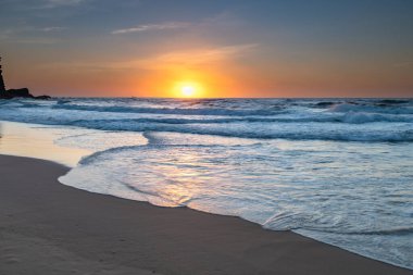 Avustralya, Yeni Güney Galler 'in merkez kıyısındaki Redhead Sahili' nden Sunrise Seascape plajında.