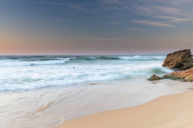 Avustralya, Yeni Güney Galler 'in merkez kıyısındaki Redhead Sahili' nden Sunrise Seascape plajında.