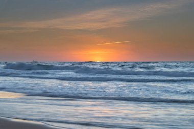 Avustralya, Yeni Güney Galler 'in merkez kıyısındaki Redhead Sahili' nden Sunrise Seascape plajında.
