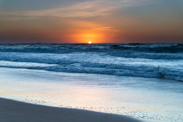 オーストラリア ニューサウスウェールズ州中央海岸のレッドヘッドビーチからの日の出の海 — ストック写真