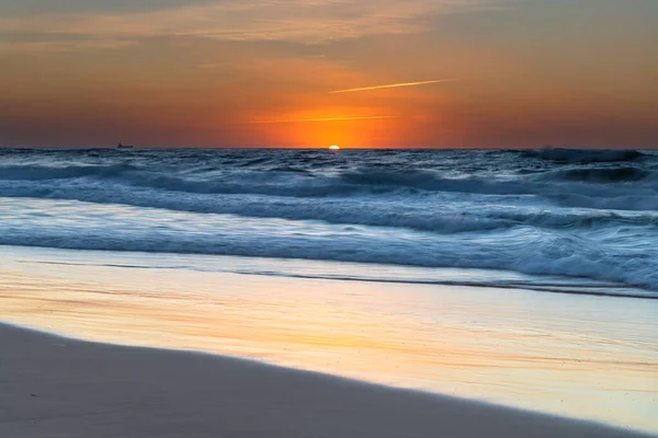 オーストラリア ニューサウスウェールズ州中央海岸のレッドヘッドビーチからの日の出の海 — ストック写真