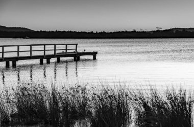 Orta Sahildeki Woy Woy rıhtımından gün doğumunu görüntülemek, NSW, Avustralya.
