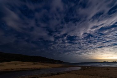 Avustralya, NSW 'nin merkez kıyısındaki Putty Plajı' nda gece gökyüzü