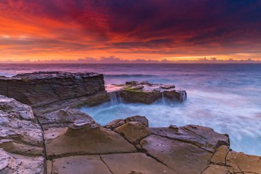 Central Coast, NSW, Avustralya 'daki Kuzey Avoca Sahili' nden güneşin doğuşunu yakalıyoruz..