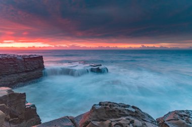 Central Coast, NSW, Avustralya 'daki Kuzey Avoca Sahili' nden güneşin doğuşunu yakalıyoruz..