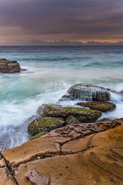 Central Coast, NSW, Avustralya 'daki Kuzey Avoca Sahili' nden güneşin doğuşunu yakalıyoruz..