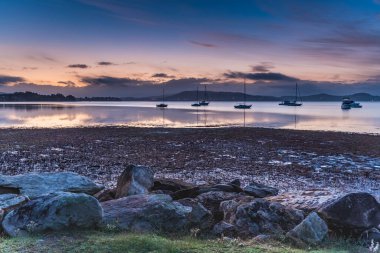 Orta Sahildeki Koolewong Rıhtımı 'ndan gün doğumunu görüntülemek, NSW, Avustralya.