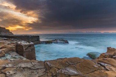 Central Coast, NSW, Avustralya 'daki Kuzey Avoca Sahili' nden güneşin doğuşunu yakalıyoruz..