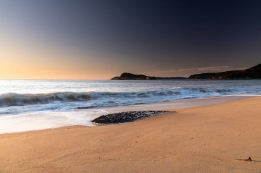 Central Coast, NSW, Avustralya 'daki North Pearl Beach' te sabahın erken saatleri bahar günü..
