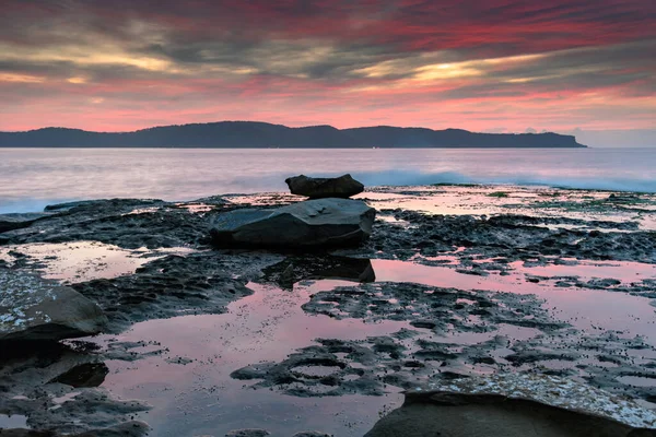 High Cloud Pink Dawn Seascape Rock Platform Pearl Beach Central — Stock Photo, Image