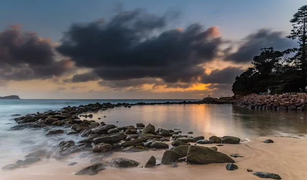 Низкая Облачность Восход Солнца Стороне Пляж Авока Центральном Побережье Новый — стоковое фото
