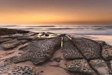 Central Coast, NSW, Avustralya 'daki Toowoon Körfezi Sahili' nden güneşin doğuşunu yakalıyoruz..