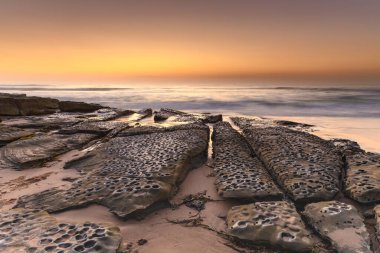 Central Coast, NSW, Avustralya 'daki Toowoon Körfezi Sahili' nden güneşin doğuşunu yakalıyoruz..