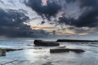 Central Coast, NSW, Avustralya 'daki Terrigal' da The Skillion 'dan güneşin doğuşunu yakalıyorum..
