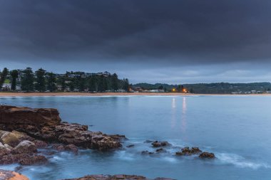 Avoca Sahili 'nden gün doğumunu görüntülemek, NSW, Avustralya.