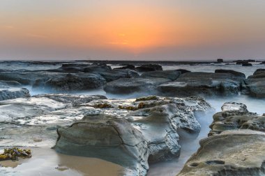 Norah Head 'deki Asker Plajı' ndan Sunrise Seascape, Central Coast 'taki Wyong, NSW, Avustralya.